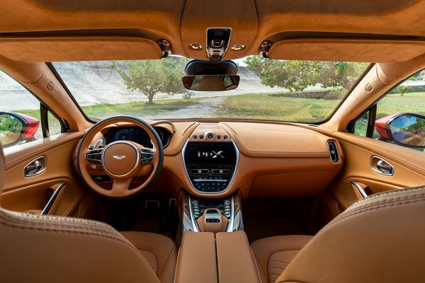 Le SUV Aston Martin DBX offre les performances dynamiques d'une voiture de sport