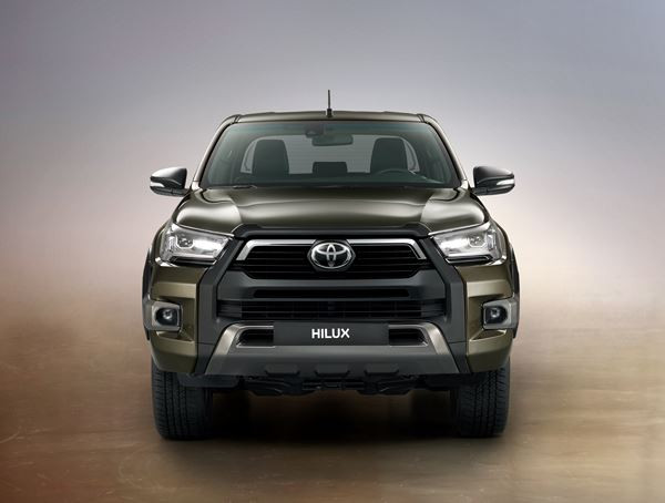 Le bouclier en relief du Toyota Hilux restylé accentue la puissante stature du pick-up