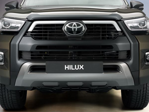 Le bouclier en relief du Toyota Hilux restylé accentue la puissante stature du pick-up