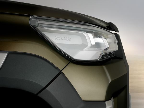 Le bouclier en relief du Toyota Hilux restylé accentue la puissante stature du pick-up