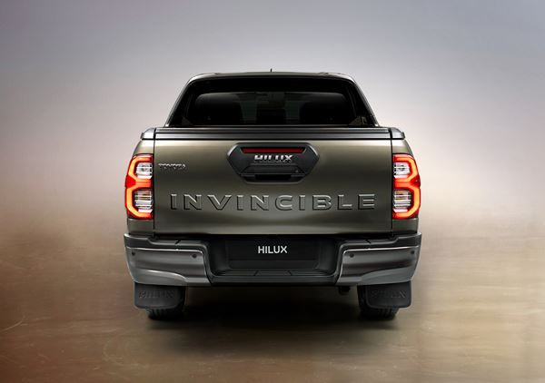 Le bouclier en relief du Toyota Hilux restylé accentue la puissante stature du pick-up