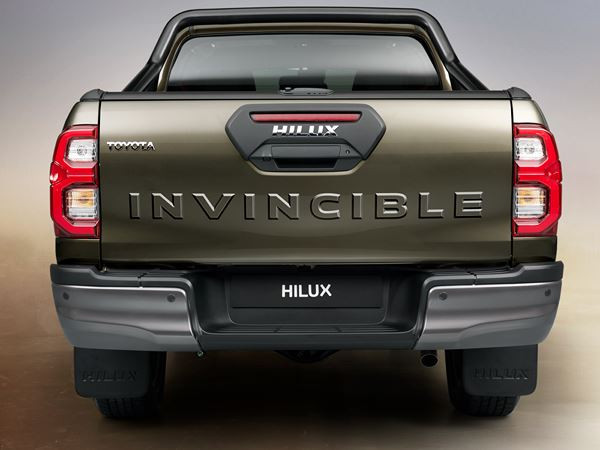 Le bouclier en relief du Toyota Hilux restylé accentue la puissante stature du pick-up