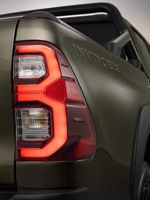 Le bouclier en relief du Toyota Hilux restylé accentue la puissante stature du pick-up