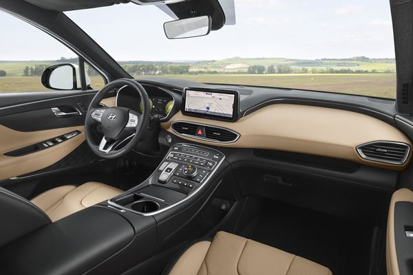 Le Hyundai Santa Fe restylé affiche une imposante calandre à la forme originale