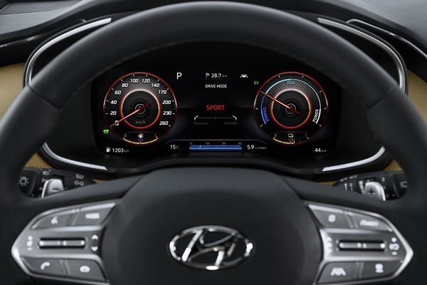Le Hyundai Santa Fe restylé affiche une imposante calandre à la forme originale
