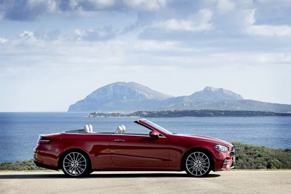 La Mercedes Classe E Cabriolet actualisée affiche un design plus acéré