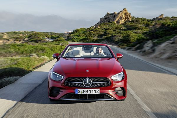 La Mercedes Classe E Cabriolet actualisée affiche un design plus acéré
