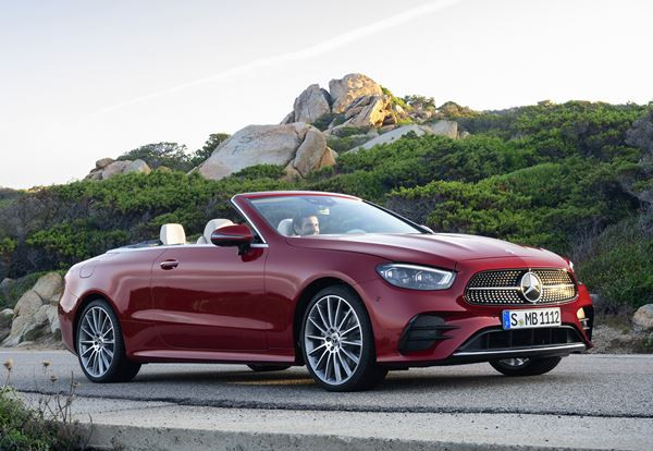 La Mercedes Classe E Cabriolet actualisée affiche un design plus acéré