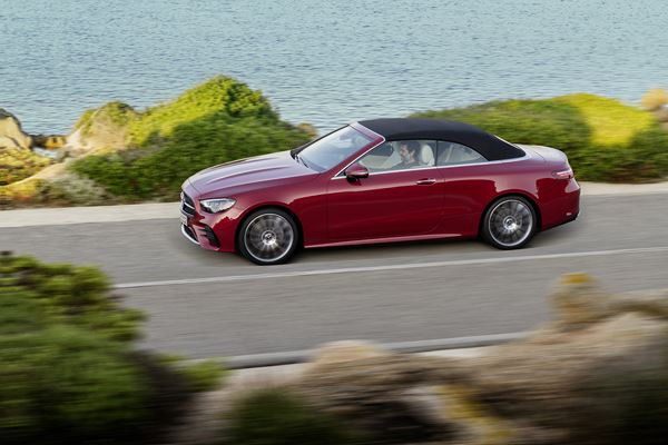 La Mercedes Classe E Cabriolet actualisée affiche un design plus acéré