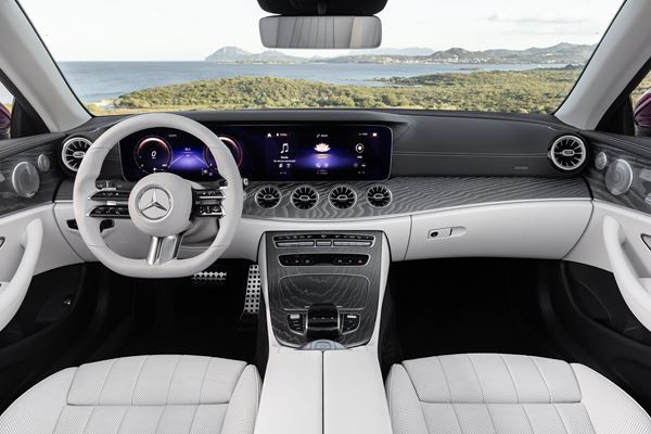 La Mercedes Classe E Cabriolet actualisée affiche un design plus acéré