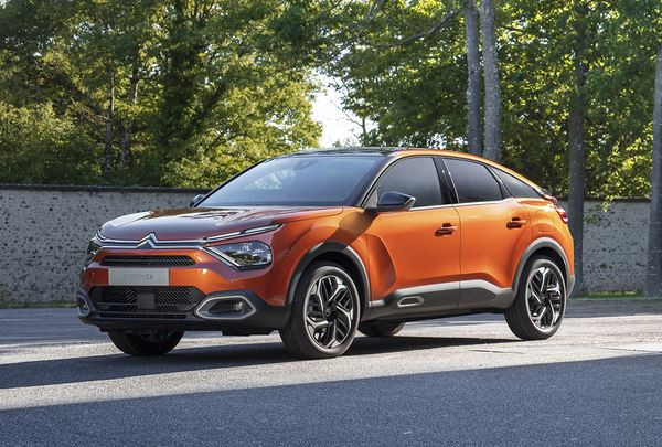 La berline Citroën C4 affiche une posture surélevée et affirmée