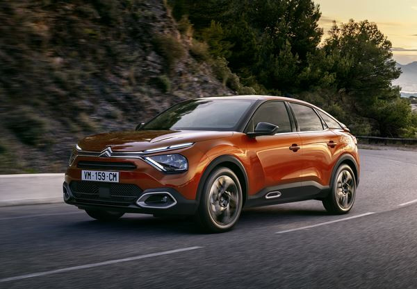 La berline Citroën C4 affiche une posture surélevée et affirmée