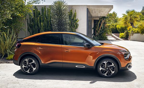 La berline Citroën C4 affiche une posture surélevée et affirmée