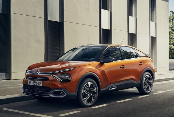 La berline Citroën C4 affiche une posture surélevée et affirmée