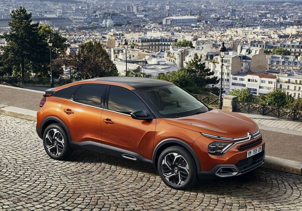 La berline Citroën C4 affiche une posture surélevée et affirmée