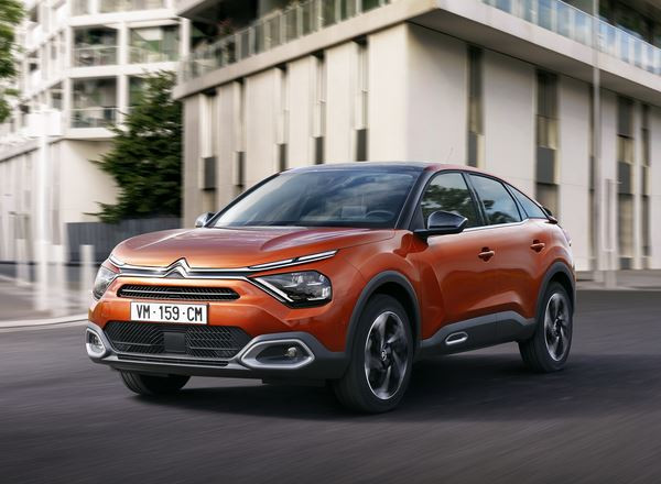 La berline Citroën C4 affiche une posture surélevée et affirmée