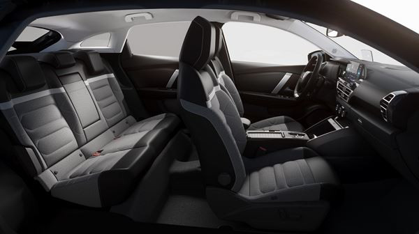 La berline Citroën C4 affiche une posture surélevée et affirmée