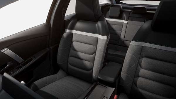 La berline Citroën C4 affiche une posture surélevée et affirmée