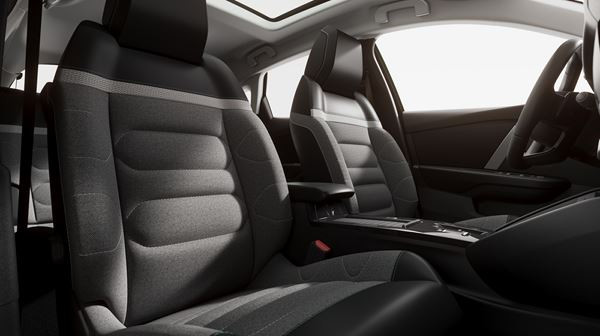 La berline Citroën C4 affiche une posture surélevée et affirmée