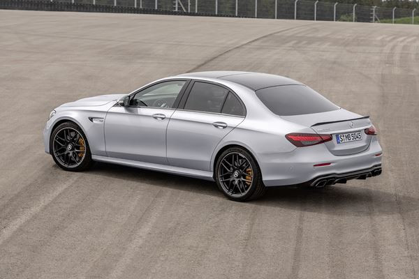 La berline sportive Mercedes-AMG E 63 4MATIC plus s'offre une mise à jour