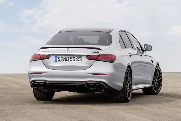 La berline sportive Mercedes-AMG E 63 4MATIC plus s'offre une mise à jour