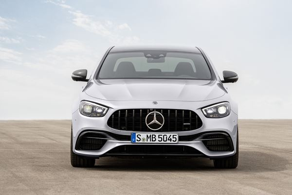 La berline sportive Mercedes-AMG E 63 4MATIC plus s'offre une mise à jour
