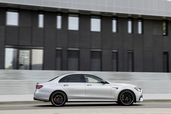 La berline sportive Mercedes-AMG E 63 4MATIC plus s'offre une mise à jour