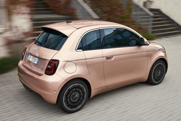 La Fiat 500 se décline avec une petite porte additionnelle à ouverture antagoniste