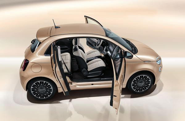 La Fiat 500 se décline avec une petite porte additionnelle à ouverture antagoniste