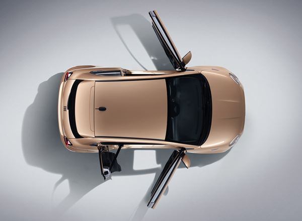 La Fiat 500 se décline avec une petite porte additionnelle à ouverture antagoniste
