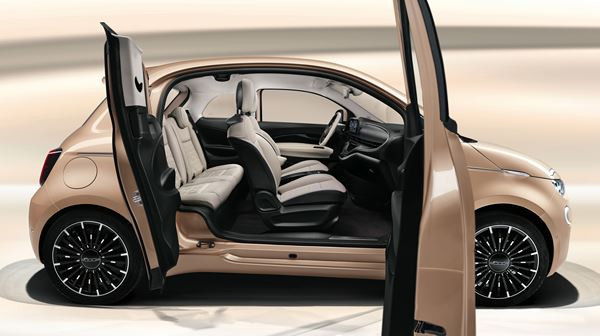 La Fiat 500 se décline avec une petite porte additionnelle à ouverture antagoniste