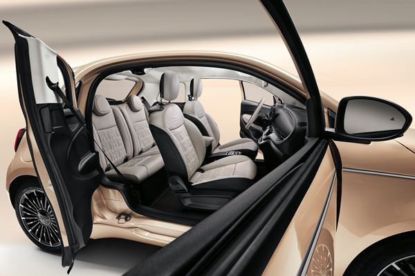 La Fiat 500 se décline avec une petite porte additionnelle à ouverture antagoniste