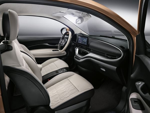 La Fiat 500 se décline avec une petite porte additionnelle à ouverture antagoniste