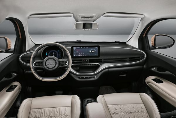 La Fiat 500 se décline avec une petite porte additionnelle à ouverture antagoniste