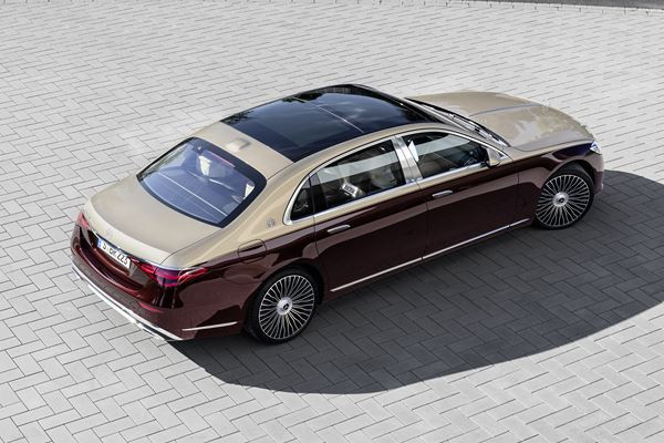 La limousine de luxe Mercedes-Maybach Classe S privilégie le mode chauffeur