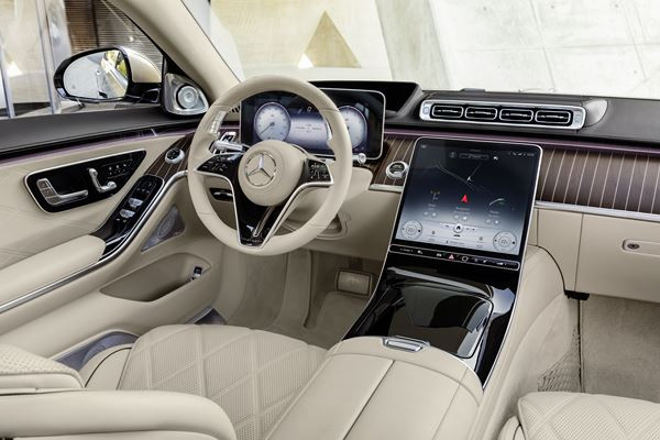La limousine de luxe Mercedes-Maybach Classe S privilégie le mode chauffeur