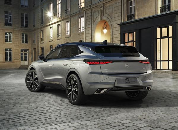 La DS 4 adopte un pavillon qui s'étire pour descendre sur une lunette arrière inclinée