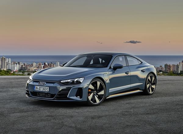 Le coupé quatre portes électrique Audi e-tron GT affiche des performances électrisantes