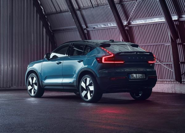 Le SUV Coupé compact Volvo C40 affiche une ligne de toit abaissée