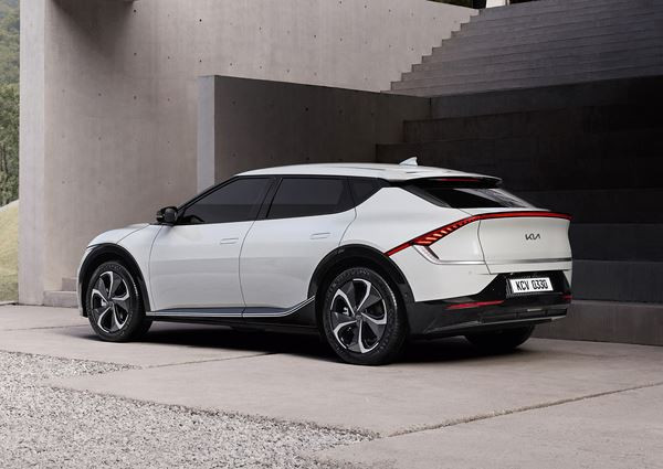 Le crossover électrique Kia EV6 adopte un design avant-gardiste distinctif