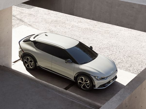 Le crossover électrique Kia EV6 adopte un design avant-gardiste distinctif