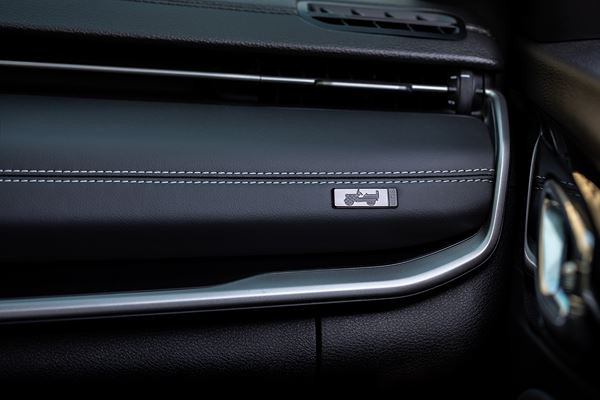 La Jeep Compass s'offre une calandre verticale divisée en deux sections horizontales
