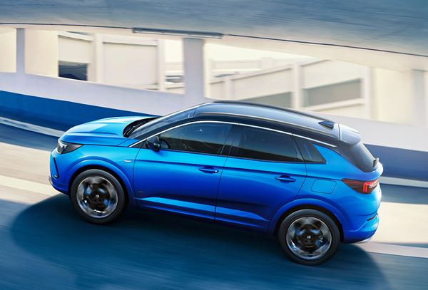 Le SUV compact Opel Grandland adopte la face avant Opel Vizor
