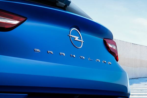 Le SUV compact Opel Grandland adopte la face avant Opel Vizor