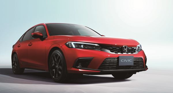 La berline compacte cinq portes Honda Civic adopte une lunette arrière inclinée