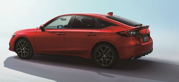 La berline compacte cinq portes Honda Civic adopte une lunette arrière inclinée