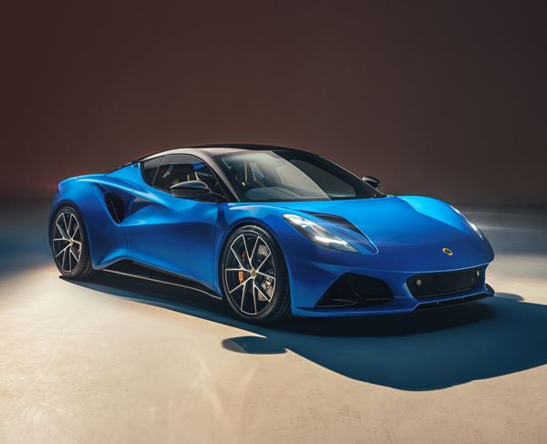 La Lotus Emira à moteur central arrière embarque un quatre cylindres AMG
