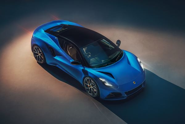 La Lotus Emira à moteur central arrière embarque un quatre cylindres AMG