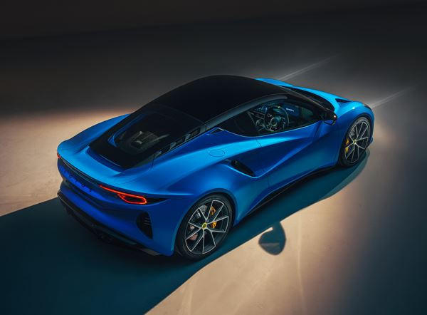 La Lotus Emira à moteur central arrière embarque un quatre cylindres AMG