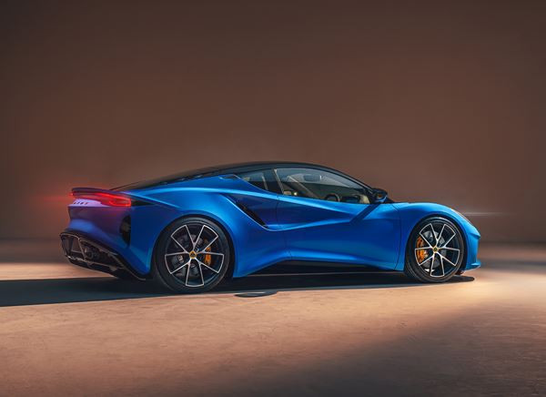 La Lotus Emira à moteur central arrière embarque un quatre cylindres AMG